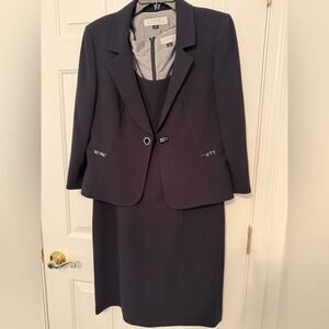 Tahari(Arthur Levine)-misses 2 piece navy dress jacket suit. Size 10. NWT.$50